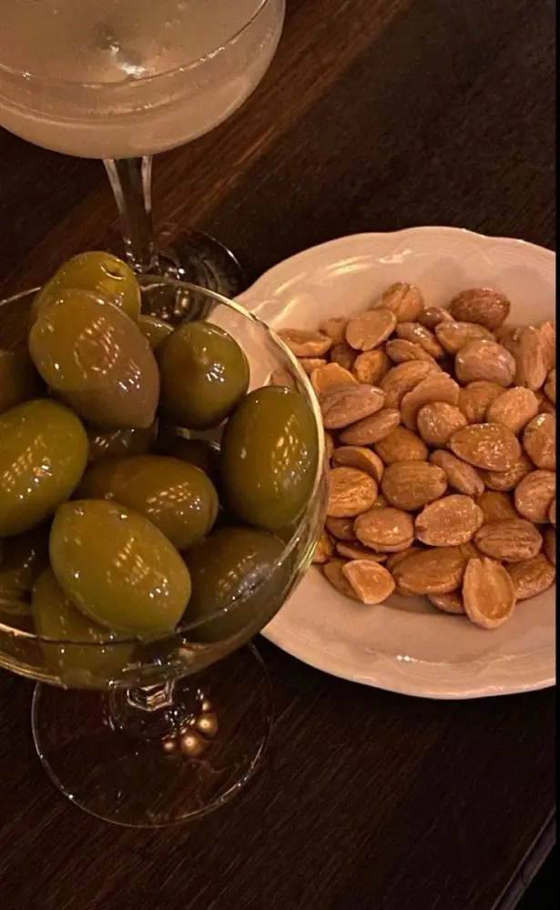 Aceitunas y almendras con un vermut