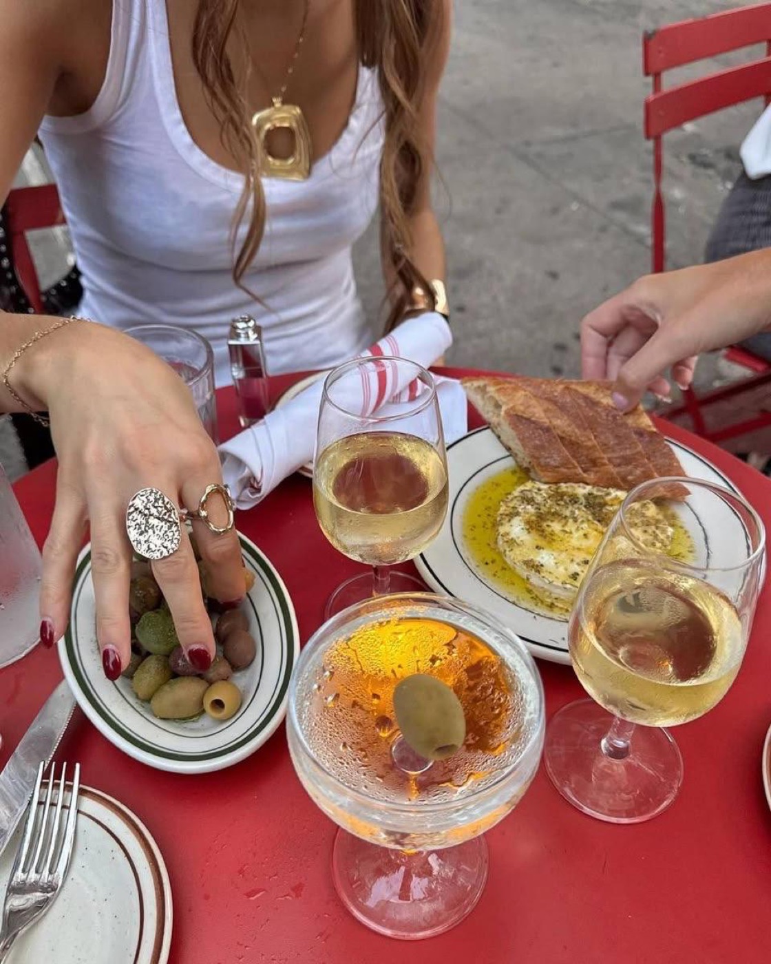 Aperitivo con vino bianco e olive a Roma