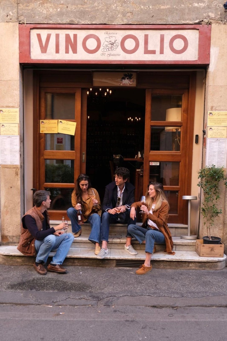 Spagnoli che bevono vino davanti a un'enoteca a Roma